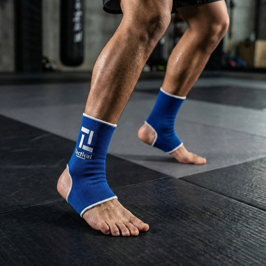 Vechtsporter traint met blauwe Tactical enkel sleeves