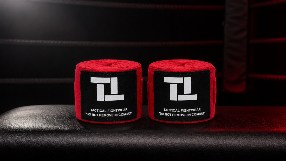 Rode Tactical Fightwear hand wraps van 4,5 meter in een donkere boksgym