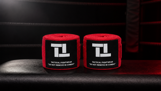 Rode Tactical Fightwear hand wraps van 4,5 meter in een donkere boksgym