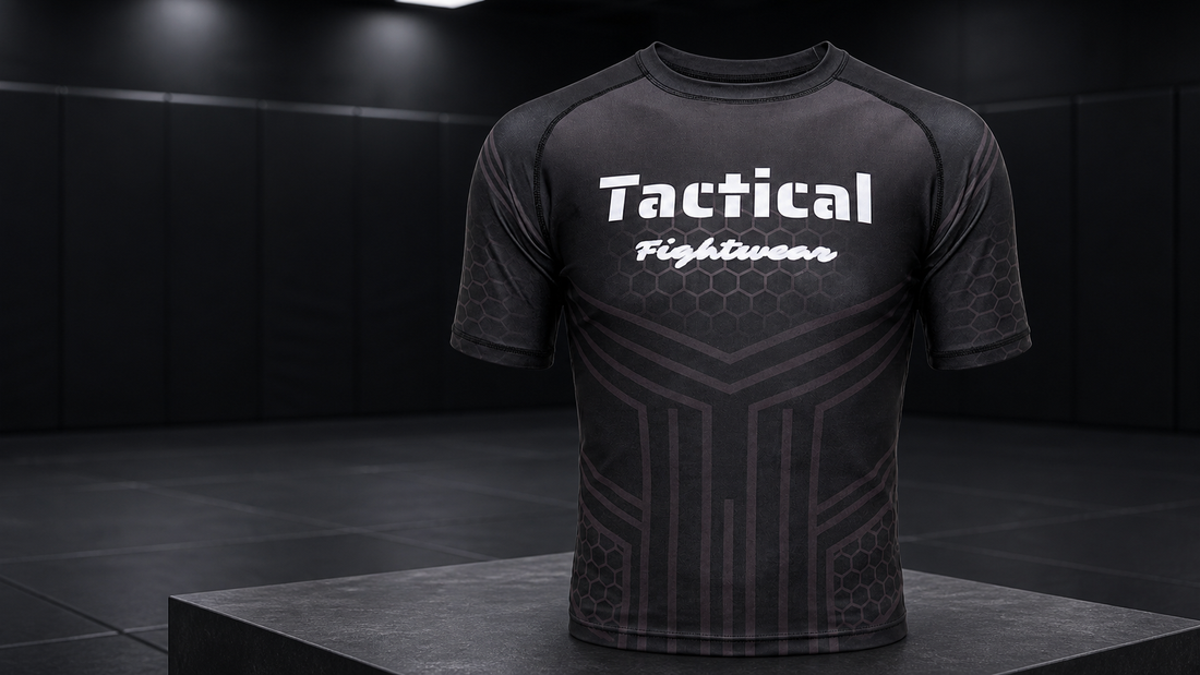 Tactical Fightwear HEXCORE rashguard voor No-Gi BJJ in een donkere grapplinggym