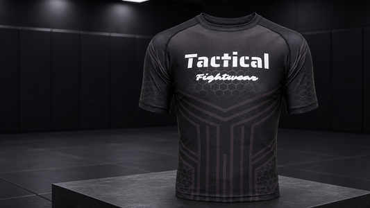 Tactical Fightwear HEXCORE rashguard voor No-Gi BJJ in een donkere grapplinggym