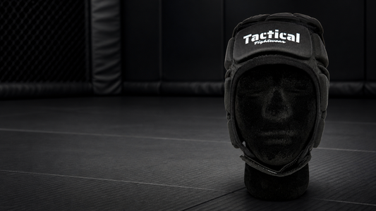 Tactical Fightwear oorbeschermers voor BJJ, MMA en wrestling in een donkere gym