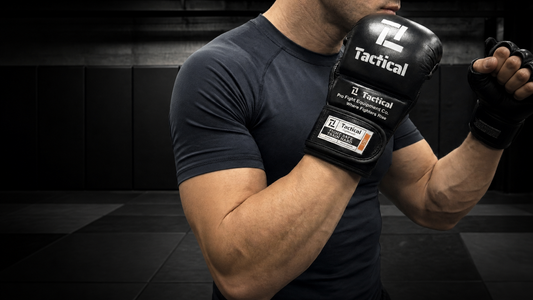 Tactical Fightwear MMA-handschoenen tijdens training in een donkere MMA-gym